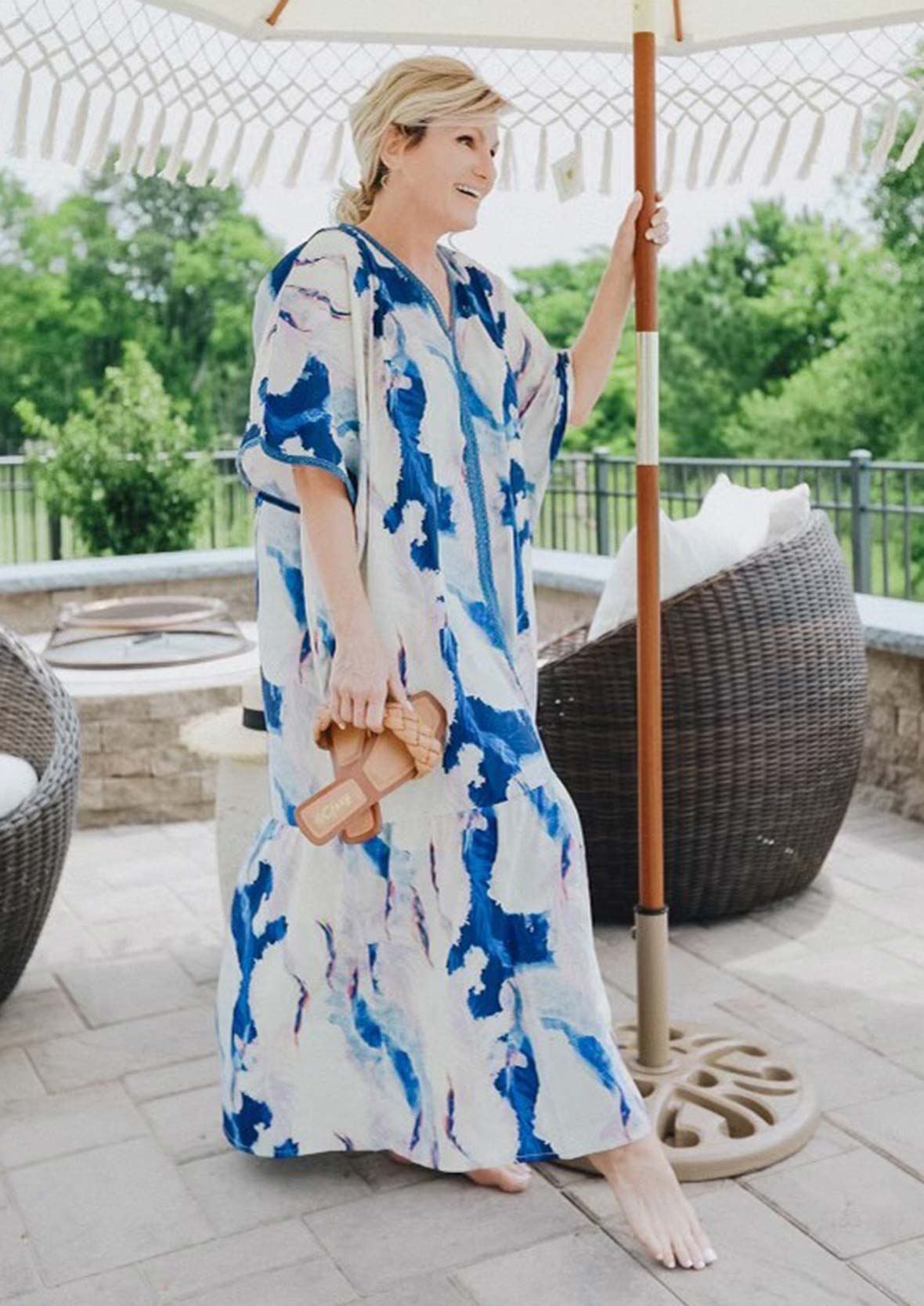 lady wearing abstract feather print blue maxi kaftan #color_Navy Blue Ivory